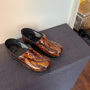 Dansko clogs like new